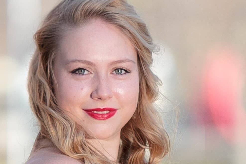 Woman with wavy hair and red lipstick, close portrait